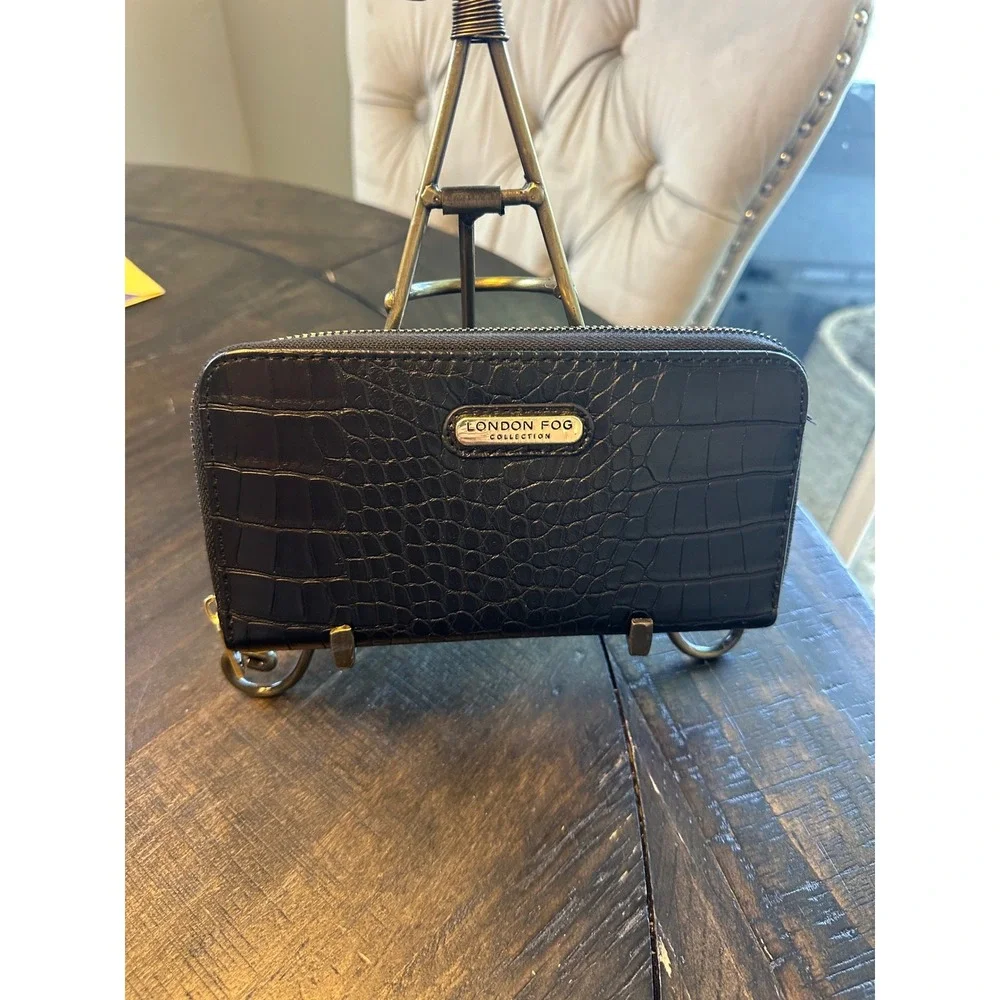 London Fog Collection Black Croc Embossed Zip Around Wallet Gold Tone‎ Logo EUC